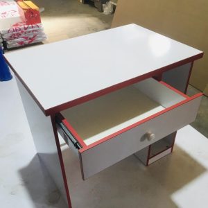 میز تحریر و کامپیوتر