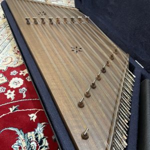 فروش ساز سنتور تک مهر موسوی با مضراب و کیف در سمنان . سایت آگهی و خرید و فروش دزار سمنان .