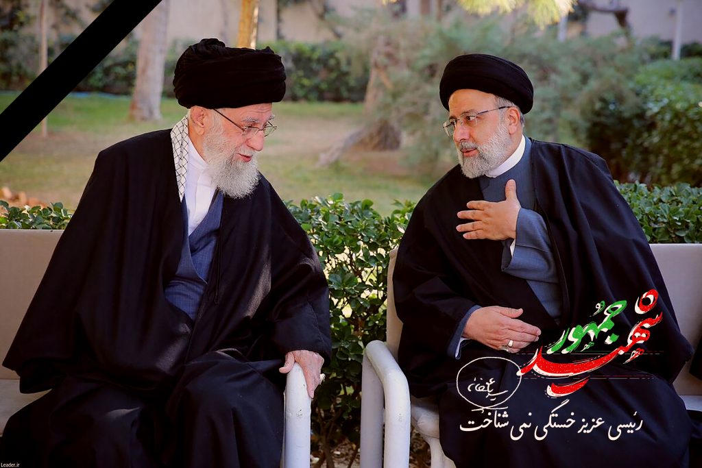 پوستر شهادت ابراهیم رئیسی رئیس‌جمهور در سانحه سقوط بالگرد از سایت دزار سمنان